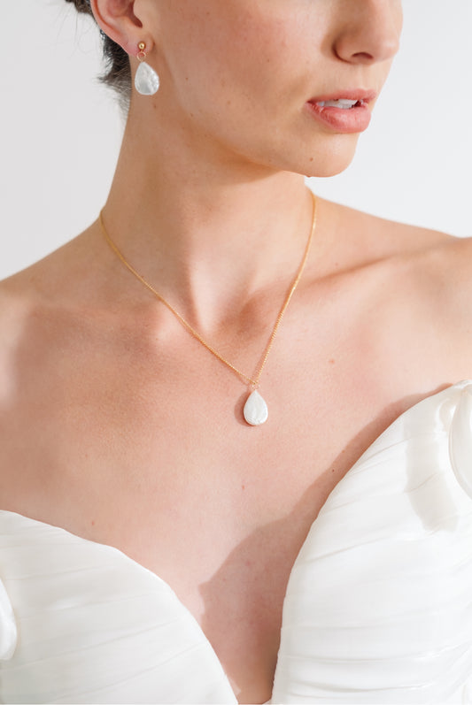 Teardrop pearl necklace